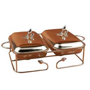 ถาดอุ่นอาหารแบบสองชั้นสีโรสโกลด์สุดหรู พร้อมหูจับลายดอกไม้สีเงินประดับอย่างสวยงาม และจานแก้วใส พร้อมขาตั้งอุ่นอาหารแบบมืออาชีพ - Product Image 1