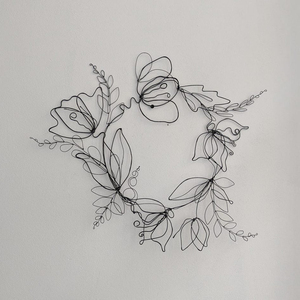 Couronne de fleurs élégante en fil métallique noir avec des contours sculptés abstraits, parfaite pour l'art mural moderne minimaliste ou la décoration intérieure - Product Image 1