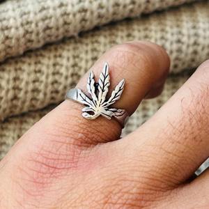 Bague en laiton feuille de cannabis style bohème, plaqué argent oxydé, faite à la main, vente en gros pour hommes - Product Image 6