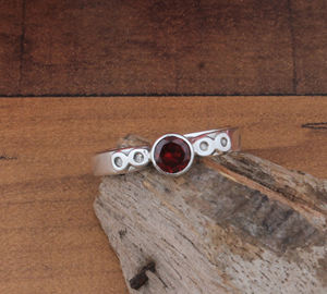 แหวนแต่งงานแบบโซลิแตร์ ดีไซน์โบโฮคลาสสิก ทำมือ ประดับพลอยโกเมนสีแดงทรงบริลเลียนต์ ตัวเรือนเงินแท้ 925 ฝังแบบเบเซล - Product Image 6