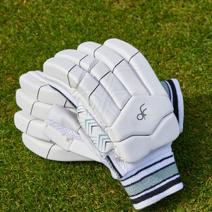 Guantes Profesionales de Bateo de Cricket al por Mayor, Hechos a Medida, Agarre Avanzado, Duraderos, Ligeros, OEM, Cuero de Alta Calidad y Comodidad - Product Image 2