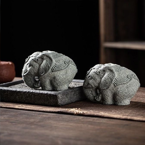 Par de estatuillas de elefantes de piedra rústicas de color gris, talladas a mano con detalles ornamentales, disponibles a precios de mayorista. - Product Image 1