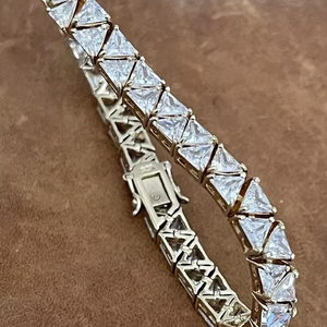 Bracelet tennis Tishya en moissanite taille trillon, plaqué or jaune 925 sur argent sterling, style vintage, bijoux pour homme - Product Image 1
