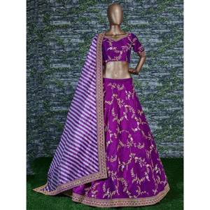 Lehenga Choli de Seda de Morera Bordado en Color Morado para Boda - Product Image 4