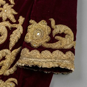 Delantal de terciopelo color borgoña oscuro para mujer con bordado dorado y diseño floral, talla adulta - Product Image 2