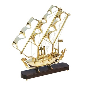 Ornement nautique en laiton représentant un bateau en pleine navigation pour les intérieurs d'inspiration marine, les concepts d'aménagement océanique et les espaces de vie côtiers - Product Image 6
