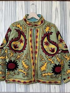 Veste de festival en tissu Suzani d'Ouzbékistan |   Manteau Bohème Brodé Artisanal & Kimono pour Invitée de Mariage - Product Image 3