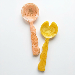 Ensemble de couverts en résine pour salade, faits à la main, vente en gros, personnalisables OEM ODM, cuillère et fourchette à manche ondulé jaune pêche, ustensiles de cuisine DECORYUG - Product Image 1