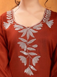 Conjunto de Salwar Kameez de Seda Naranja Rústico de Lujo con Bordado Zari Plateado, Kurta Recta, Pantalón y Dupatta para Bodas y Fiestas Indias y Pakistaníes - Product Image 3