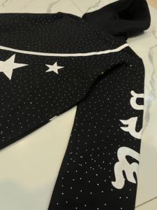 Sweat-shirt à capuche surdimensionné Relicstar en coton 100% avec strass noirs et impression graphique, style streetwear urbain - Product Image 5