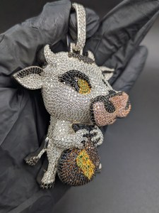 Colgante de Plata 925 con Moissanita, Diseño de Vaca Adorable, Microincrustaciones, Bolsa de Dinero, Estilo Iced Out - Product Image 2