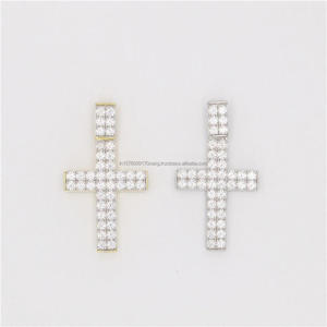 Colgante de Cruz Pequeño Hecho a Mano con Diseño de Joyería de Lujo con Moissanita - Product Image 1