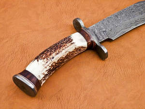 Cuchillo Bowie de Camping Hecho a Mano de Grado Industrial en Acero de Damasco con Mango de Cuerno y Funda de Cuero de 15 cm - Product Image 4