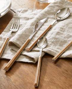 Juego de cubiertos metálicos de diseño contemporáneo con mango de madera, resistente al óxido, juego de tenedor, cuchara y cuchillo para servicios de catering. - Product Image 4