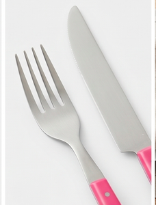 Ensemble de couverts modernes en acier inoxydable avec manches en plastique rose, compatibles lave-vaisselle, pour les fêtes et la cuisine - Product Image 3