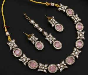 Colección Elegante de Alta Calidad, Juego de Collar y Aretes con Cristales y Perlas Chapados en Oro, Diseño Geométrico con Engaste de Garras, Joyería de Último Diseño - Product Image 1