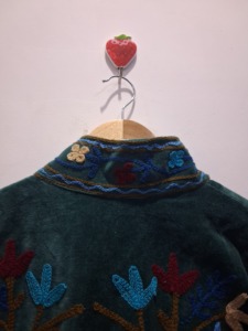 Abrigo de terciopelo artesanal de lujo con bordado floral vintage para mujer, chaqueta de moda estilo bohemio. - Product Image 2