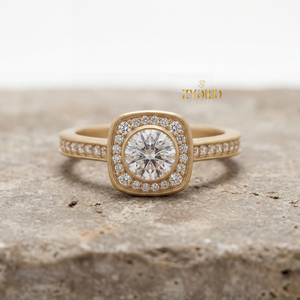 Élégante alliance de mariage en argent 925 avec zircon de laboratoire carré, serti en griffes, pierre latérale 0,40 carat, clarté VS2, plaqué rhodium - Product Image 2