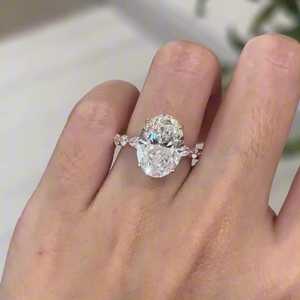 แหวนหมั้นเพชรทรงรี 3 กะรัต เพชรเลี้ยงในห้องปฏิบัติการ ตัวเรือนทอง 14k เงิน 925 ประดับแบบ Prong Set รุ่น Isabella Cluster Solitaire Band รับสั่งทำขายส่ง - Product Image 5
