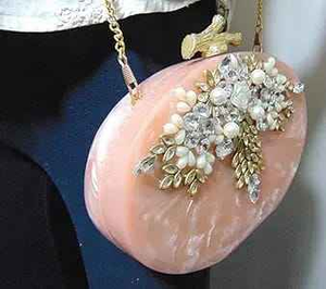 Pochette tendance en résine unique avec chaîne diamantée et doublure florale, fermeture éclair, pour les passionnés de mode - Vente en gros compétitive par MULTI CRAFT - Product Image 6