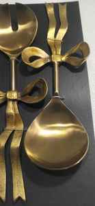 Ensemble de 2 saladiers en acier inoxydable Benedetta avec finition laiton antique et poignée à motif Benedetta en laiton - Product Image 4