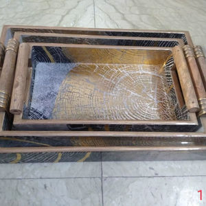 Plateau de service rond en bois de luxe avec un magnifique motif imprimé en émail, plateaux décoratifs faits à la main en Inde, en vente. - Product Image 1