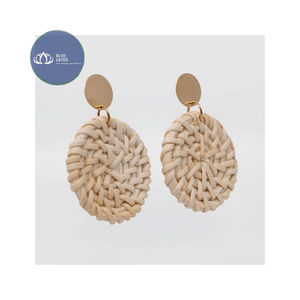 Boucles d'oreilles en rotin tressé à la main Glory – Boucles d'oreilles géométriques en paille naturelle pour cadeau d'été - Product Image 1