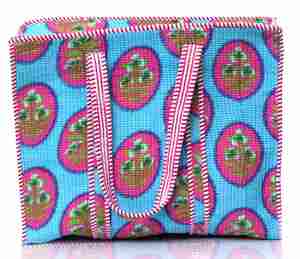 Sac fourre-tout matelassé vintage en coton floral avec fermeture éclair, fait main, léger, pour le quotidien, les voyages, la plage et le shopping - Product Image 1