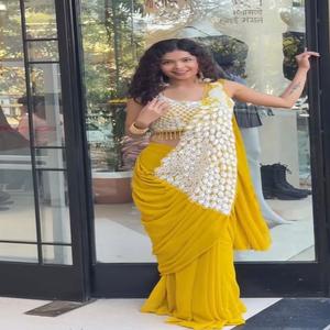 ผ้าซารีขนสัตว์เทียมสำหรับผู้หญิง ดีไซน์ลายดอกไม้ ปักเลื่อม งานฝีมือประณีต พร้อมสำหรับงานปาร์ตี้ ระบายความชื้นได้ดี คุณภาพพรีเมียม สวยสง่า ดูดีแบบดั้งเดิม - Product Image 1