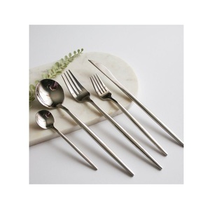 Ensemble de couverts en métal élégant pour la cuisine, idéal pour les repas quotidiens, les réunions et des services de restauration raffinés - Product Image 5