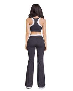 Ensemble de sport personnalisé pour femme : soutien-gorge gris anthracite et blanc contrastant et pantalon évasé taille haute extensible pour yoga, fitness, gym – Vente en gros OEM - Product Image 2