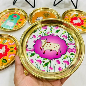 Ensemble de sous-verres en laiton Pichwai Art, plaque décorative en métal artisanale avec motifs traditionnels de vache et de lotus pour la décoration de la maison - Product Image 1