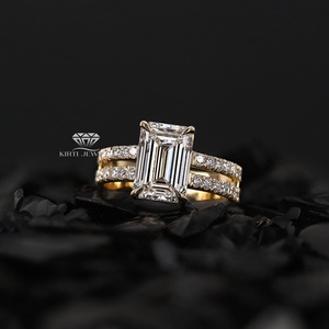 Anillo de Diamantes de Corte Esmeralda en Oro Amarillo, Anillo de Compromiso Clásico con Diamantes Laterales, Piedra Natural de la Mejor Calidad - Product Image 1