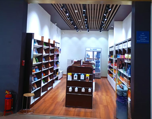 Design d'intérieur de showroom de montres de luxe, décoration de boutique de montres haut de gamme, vitrines en verre, comptoirs optimisés, éclairage LED - Product Image 2