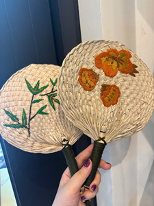 Éventail classique rafraîchissant en bambou naturel peint à la main pour les vacances, les festivals en plein air, les voyages, la plage et les soirées estivales - Product Image 3