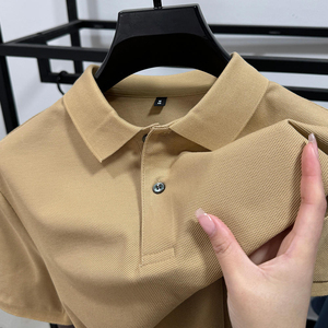 เสื้อเชิ้ตผู้ชายสีกรมท่า ผ้าโพลีเอสเตอร์ ติดกระดุม แขนสั้น สีพื้น ระบายอากาศได้ดี ทรงลำลอง ความยาวปกติ มีโลโก้ด้านหน้า มีสินค้าพร้อมส่ง - Product Image 5