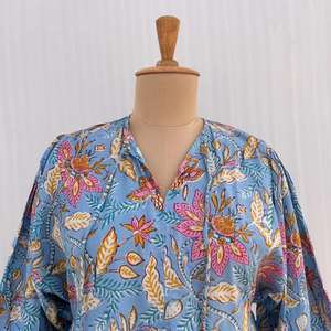 Vestido midi de algodón con estampado floral a mano - Cuello en V estilo bohemio - Product Image 2