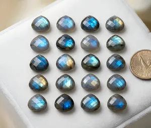 Pierre précieuse naturelle de luxe en labradorite, taille triligne, à éclat multicolore et jeu de couleurs, pierre libre pour la création de bagues et pendentifs personnalisables - Product Image 4