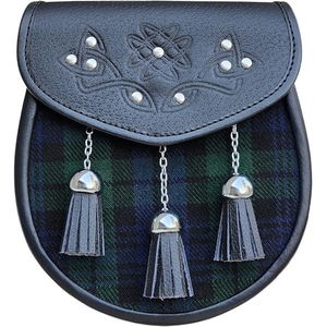 Sporran en cuir noir de qualité supérieure, tartan vert et bleu, avec rabat orné de clous celtiques et trois pompons, kilt écossais traditionnel - Product Image 1