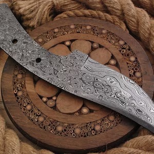 Couteau de cuisine, de chasse et de camping en acier de Damas, à lame droite à pointe clip, entièrement forgé à la main par un forgeron médiéval - Product Image 3