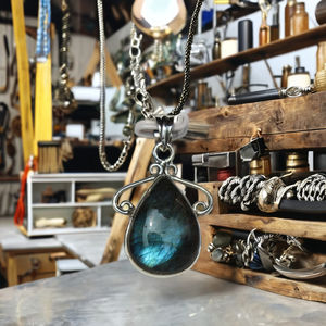 Pendentif en argent Sterling 925 avec goutte de Labradorite de haute qualité, bijoux en pierres précieuses faites à la main - Product Image 1