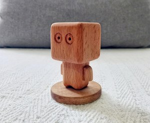 Ornement de robot en bois minimaliste moderne, figurine en bois naturel faite à la main, écologique pour la décoration de bureau et les cadeaux - Product Image 6