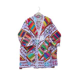 Manteau d'hiver indien Kantha multicolore style universitaire pour fêtes, avec appliques et broderies à la main de lettres, idéal pour la saison hivernale - Product Image 6