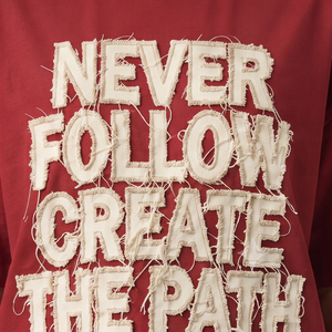 Camiseta de mujer con hombros caídos, bordado desgastado, cuello redondo, letras bordadas, corte holgado, estilo oversize de verano - Product Image 3