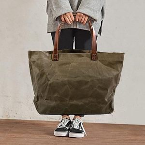 Sac fourre-tout en toile cirée imprimée vert olive, poignées en cuir réglables, résistant à l'eau, grande capacité, personnalisable, promotionnel, écologique - Product Image 5