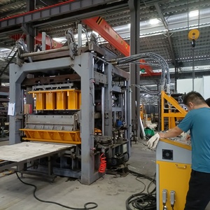 Machine automatique de moulage de briques en béton hautement efficace et fiable, utilisée pour la production de divers blocs de construction. - Product Image 4