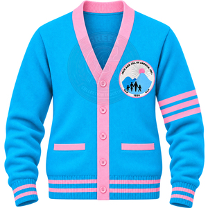 เสื้อคาร์ดิแกนมหาวิทยาลัยแบบกำหนดเอง แจ็คแอนด์จิล สีฟ้าอ่อน เสื้อสเวตเตอร์ถักพรีเมียมสำหรับผู้หญิง ปักตราสัญลักษณ์ กระดุมมุก ทรงคลาสสิก - Product Image 4
