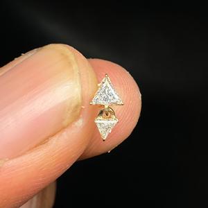 Élégantes boucles d'oreilles pendantes en diamant de laboratoire triangulaire invisible, en or 14 carats, avec design à clou fileté pour cartilage. - Product Image 6