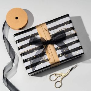 Rotolo di Carta da Regalo di Lusso Nero con Strisce Dorate 17 x 120 Pollici per Confezioni Regalo di Anniversario e Compleanno Uomo - Product Image 2