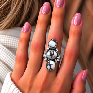 Bague ajustable en turquoise motif cheval sauvage, style bohème western, avec 3 pierres ovales, grand bijou fantaisie fait main - Product Image 2